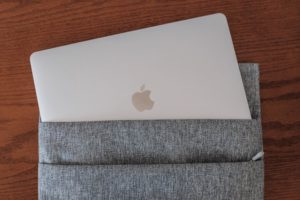 MacBook Pro 13インチ (2018) モデルのスリーブケースはぴったりサイズの『inateck』がおすすめ